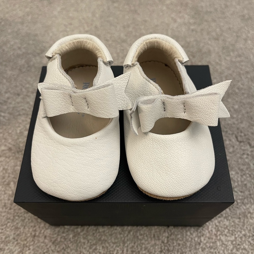 Robeez Baby Girl White Leather Shoes size 3-6 months